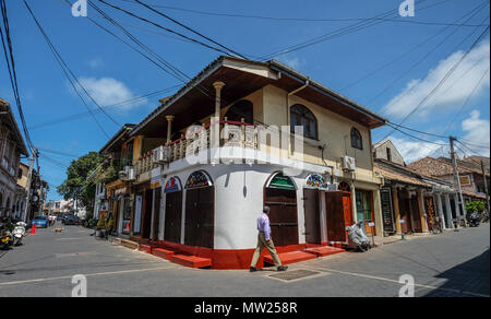 Galle, Sri Lanka - Set 9, 2015. Case antiche all antica cittadina di Galle, Sri Lanka. Galle è stato il porto principale dell'isola nel XVI secolo. Foto Stock