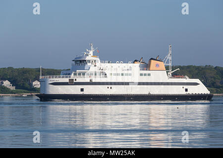 Steamship Authority ferry 'MV Woods Hole' passa attraverso Vineyard Haven porto di Martha's Vineyard diretti per il terminal del traghetto a Vineyard Haven. Foto Stock