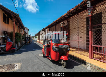 Galle, Sri Lanka - Set 9, 2015. Un tuk tuk taxi alla città vecchia di Galle, Sri Lanka. Galle è stato il porto principale dell'isola nel XVI secolo. Foto Stock