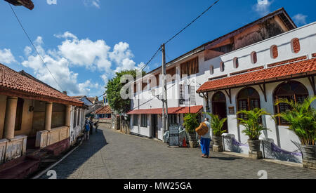 Galle, Sri Lanka - Set 9, 2015. Case antiche all antica cittadina di Galle, Sri Lanka. Galle è stato il porto principale dell'isola nel XVI secolo. Foto Stock