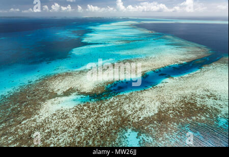 Coloratissima veduta aerea della grande distesa di barriere coralline e banchi di sabbia bianca che si estende verso l'orizzonte a zig zag Foto Stock