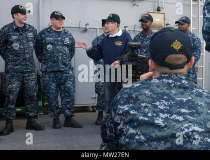 NORFOLK, Virginia (27 aprile 2017) -- Sig Alman, una guerra mondiale II veterano, parla con i marinai a bordo di unità Pre-Commissioning Gerald Ford (CVN 78). Alman servita con poi Lt. La Cmdr. Gerald Ford a bordo della USS Monterey (CV 26) nel 1944. Foto Stock