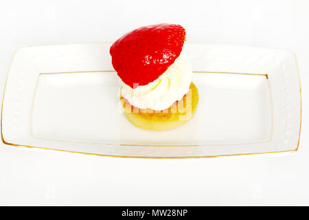 Splendido piccolo dessert di frutta la torta su sfondo bianco Foto Stock