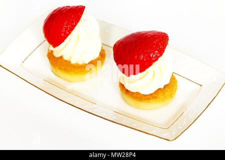 Splendido piccolo dessert di frutta la torta su sfondo bianco Foto Stock