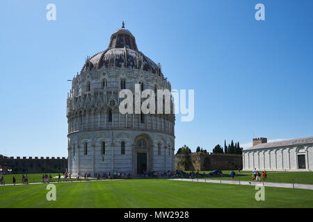 Pisa, Italia - 9 Luglio 2016: il Battistero di Pisa il Battistero di San Giovanni in un giorno di estate Foto Stock