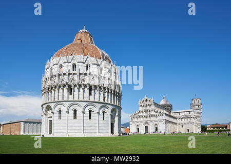 Pisa, Italia - 9 Luglio 2016: Pisa Duomo e Battistero di Pisa il Battistero di San Giovanni in una giornata di sole Foto Stock