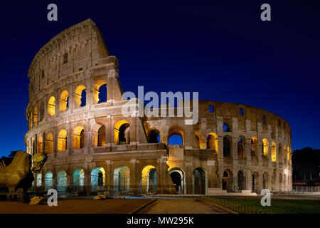 Roma, Italia - 13 Ottobre 2016: il Colosseo a Roma di notte Foto Stock