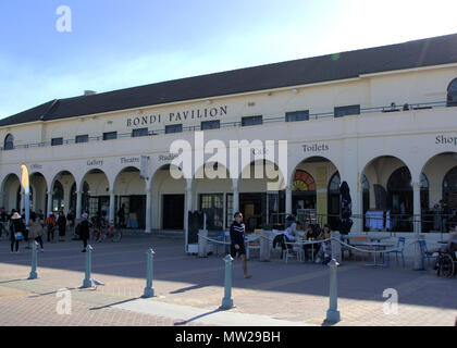 Bondi Pavilion al Queen Elizabeth Drive a Bondi Beach a Sydney in Australia. Street View di Sydney storica pietra miliare di Bondi Pavilion Foto Stock