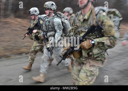 I soldati assegnati a Comanche Company, 1° Battaglione, 501Parachute Reggimento di Fanteria, quarta brigata di fanteria combattere Team (airborne), XXV divisione di fanteria, U.S. Esercito di Alaska, eseguire un 12-Mile piede tattico marzo su base comune Elmendorf-Richardson, Alaska, 27 aprile 2017. Piedi marche sono i movimenti di truppe e di attrezzature, prevalentemente a piedi, con un supporto limitato da parte di veicoli. Essi sono caratterizzati da combat readiness, facilità di controllo, adattabilità al terreno, rallentare la velocità di movimento e maggiore affaticamento del personale. Foto Stock