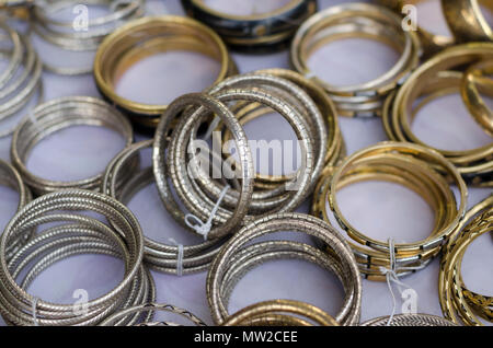 Un primo piano di materiale metallico schiave sul display per la vendita a Shilparamam arti e mestieri village, Hyderabad, Telangana, India. Foto Stock