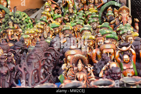 Statuine di terracotta di Buddha e Ganesha e un assortimento di altri figurine sul display a Shilparamam arti e mestieri village, Hyderabad, India. Foto Stock