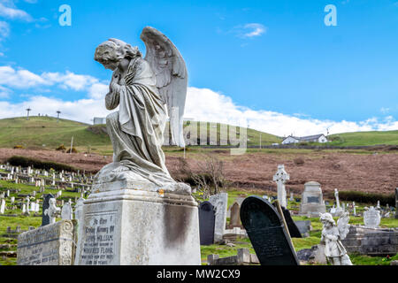 LLANDUDNO / Galles, Regno Unito - 22 Aprile 2018 : drammatica graves permanente al St Tudno la chiesa e cimitero sulla Great Orme a Llandudno, Wales, Regno Unito. Foto Stock