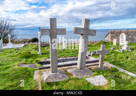 LLANDUDNO / Galles, Regno Unito - 22 Aprile 2018 : drammatica graves permanente al St Tudno la chiesa e cimitero sulla Great Orme a Llandudno, Wales, Regno Unito. Foto Stock