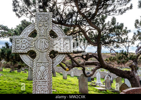 LLANDUDNO / Galles, Regno Unito - 22 Aprile 2018 : drammatica graves permanente al St Tudno la chiesa e cimitero sulla Great Orme a Llandudno, Wales, Regno Unito. Foto Stock