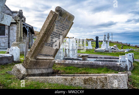 LLANDUDNO / Galles, Regno Unito - 22 Aprile 2018 : drammatica graves permanente al St Tudno la chiesa e cimitero sulla Great Orme a Llandudno, Wales, Regno Unito. Foto Stock