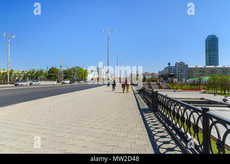 Ekaterinburg, Russia - 23 Maggio 2018: Vista di Lenin avenue e la piazza storica sul fiume Iset nel centro della città Foto Stock