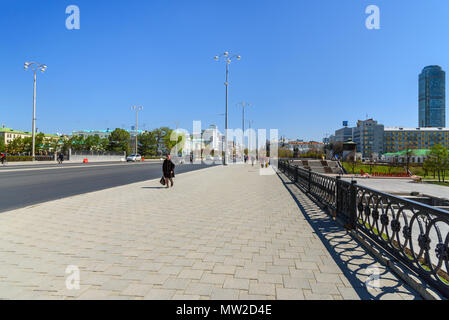 Ekaterinburg, Russia - 23 Maggio 2018: Vista di Lenin avenue e la piazza storica sul fiume Iset nel centro della città Foto Stock