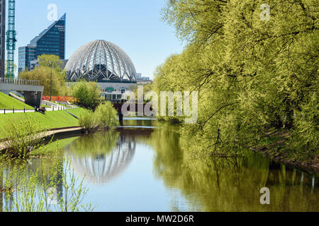 Ekaterinburg, Russia - 23 Maggio 2018: vista del terrapieno sul fiume Iset nel centro della città Foto Stock