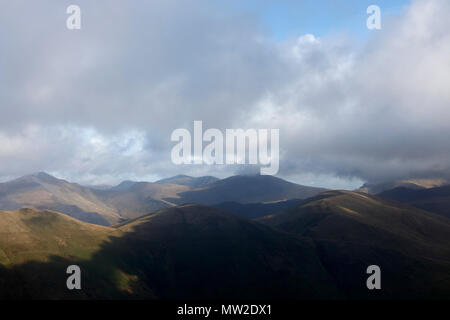 Vista di Mynydd Mawr oltre la Snowdon (Moel Eilio, Foel Goch vertice), Glyderau Carneddau e gamma di montagna, Snowdonia, Wales, Regno Unito Foto Stock