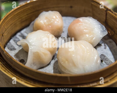 Dim Sum, la tradizionale cucina Cantonese gnocchi di patate, cotti a vapore di bambù Foto Stock