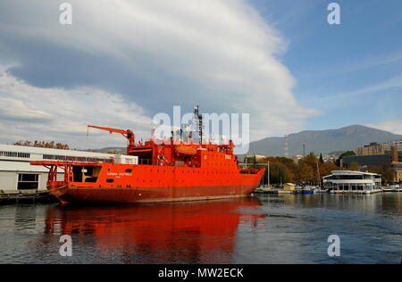 Porto di Hobart, guardando oltre l'antartide Ricerca e fornitura icebreaker Aurora Australis, a Mt Wellington Foto Stock