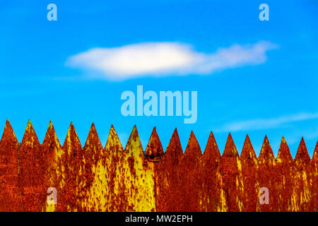 In alto di un portale arrugginito e cielo blu Foto Stock