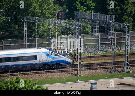 Il Pendolino di un treno ad alta velocità in Gdansk, Polonia. 28 maggio 2018 © Wojciech Strozyk / Alamy Stock Photo Foto Stock