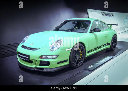 STUTTGART, Germania-Aprile 7, 2017: Verde 2007 Porsche 911 GT3 RS nel museo Porsche Foto Stock