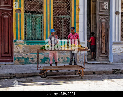 Un carrello per la vendita di frutta e verdura sulla strada nella Vecchia Havana, Cuba Foto Stock