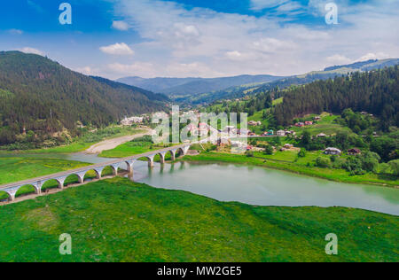 Vista aerea della Poiana Teiului Viaduct e il fiume Bistrita in Romania Foto Stock