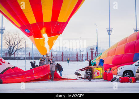 NIZHNY Novgorod, Russia - 24 febbraio 2018. Mass-start sul festival di aria calda ballons Foto Stock