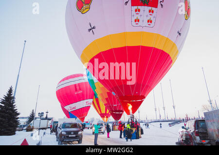 NIZHNY Novgorod, Russia - 24 febbraio 2018. Mass-start sul festival di aria calda ballons Foto Stock