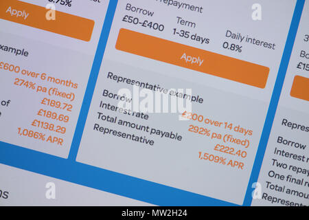 Schermate di payday prestiti con vi alta APR tariffe e mostra la quantità elevata di interesse per essere rimborsati Foto Stock