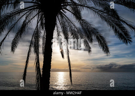 Una vista dell'Oceano Atlantico con una tipica moody mattino cielo di Madera, visto da Santa Cruz sull'isola del sud-est. Foto Stock