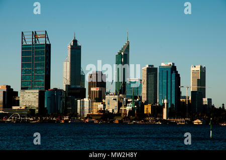 PERTH, Australia - 26 Gennaio 2018: la città di Perth skyline al tramonto Foto Stock