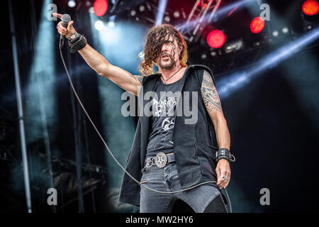 La Svezia Solvesborg - 10 giugno 2017. La svedese doom metal band Candlemass esegue un concerto dal vivo durante la Presidenza svedese music festival Sweden Rock Festival 2017 in Blekinge. Qui la cantante Mats Leven è visto dal vivo sul palco. (Photo credit: Gonzales foto - Terje Dokken). Foto Stock