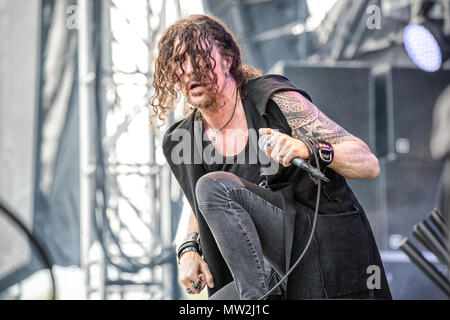 La Svezia Solvesborg - 10 giugno 2017. La svedese doom metal band Candlemass esegue un concerto dal vivo durante la Presidenza svedese music festival Sweden Rock Festival 2017 in Blekinge. Qui la cantante Mats Leven è visto dal vivo sul palco. (Photo credit: Gonzales foto - Terje Dokken). Foto Stock