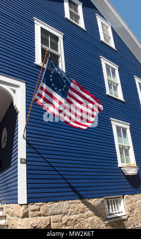 Un Betsy Ross bandiera, che rappresenta il 13 colonie originali. Il weekend del Memorial Day 2015 a Newport, Rhode Island. Foto Stock