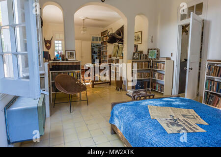 La camera da letto a Finca Vigia, la casa di Ernest Hemingway a San Francisco de Paula Ward a l'Avana, Cuba Foto Stock