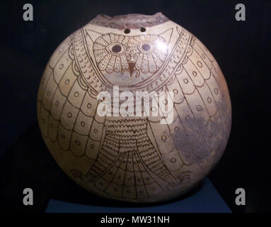 . Deutsch: Vorratsgefäß mit Eulendarstellung Vorder- und Rückseite, Moche , Inglese: Nave con il gufo rappresentazione della parte anteriore e posteriore, cultura Moche, Perù, ca. 100-800 CE . Il 26 dicembre 2009. Origamiemensch 198 Euledarstellung Foto Stock
