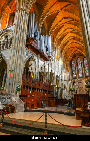 L'altare e coro all interno della cattedrale della Beata Vergine Maria, Truro, Cornwall, England, Regno Unito Foto Stock