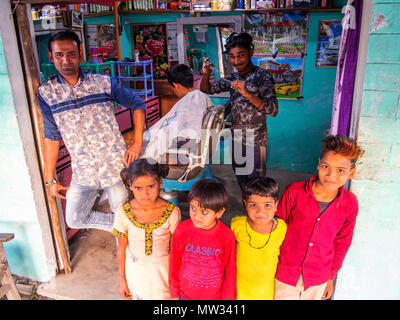 Taglio di capelli saloon al villaggio Pawalgarh, Uttarakhand, India Foto Stock