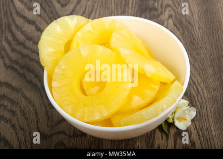 Ananas in scatola e gli anelli nel recipiente Foto Stock