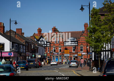 Giornata di sole a Cheshire East città mercato Sandbach, il Cigno & Chequers Robinson pub birreria Foto Stock