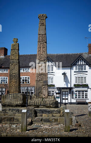 Giornata di sole a Cheshire East città mercato Sandbach, Sandbach 9th-secolo di pietra a quella anglosassone attraversa il punto di riferimento storico in Piazza del Mercato Foto Stock