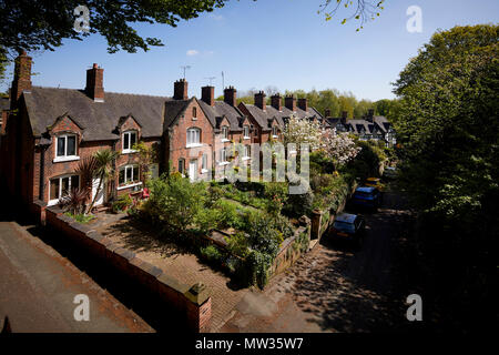 Giornata di sole a Cheshire East città mercato Sandbach, Sandbach, grazioso centro di mattoni rossi stock abitativo cottages su Front Street Foto Stock