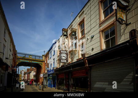 Stockport Town Center's Little Underbank Winter's Wine Bar con i suoi orologi ornata all'esterno Foto Stock