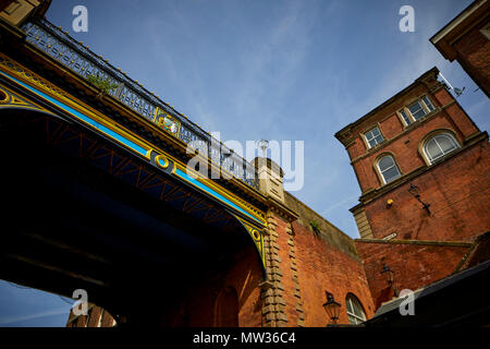 Stockport Town Center's Little Underbank e ponte che conduce al luogo del mercato Foto Stock