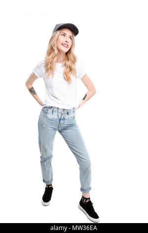 A piena lunghezza shot della giovane donna caucasica indossa casual in posa con bracci akimbo. Foto Stock