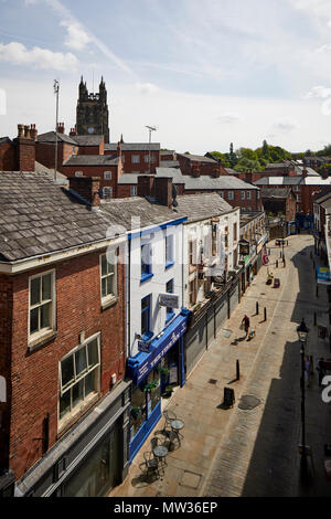 Stockport Town Center's Little Underbank Winter's Wine Bar con i suoi orologi ornata all'esterno Foto Stock